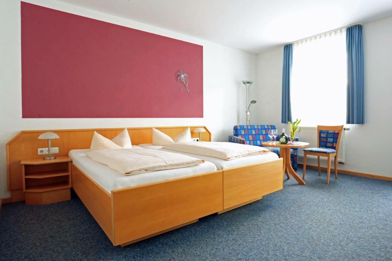 ホテル Weinstube Schwalbennest カールスシュタット エクステリア 写真
